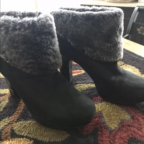 Ugg Suede Sherpa Cuff Ankle Boot Size/8 //SOLD// - Picture 3 of 7